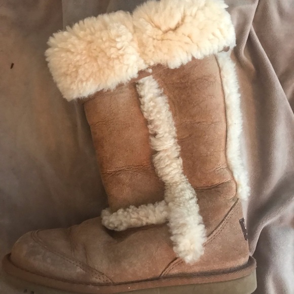 UGGS - Picture 2 of 5